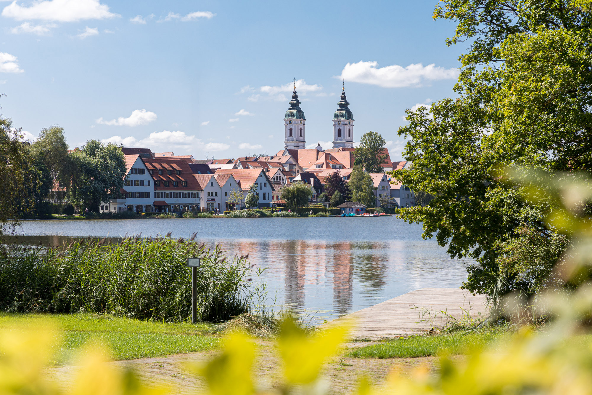 Bad Waldsee - Ansicht Stadtsee mit Blick auf Kirche St. Peter